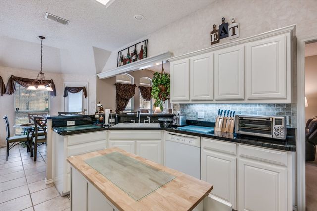 7928 Fox Chase Drive, Arlington, TX 76001