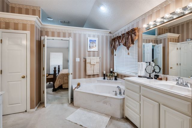 7928 Fox Chase Drive, Arlington, TX 76001