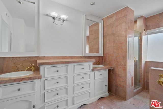 5255 Coldwater Canyon Avenue B, Sherman Oaks, CA 91401