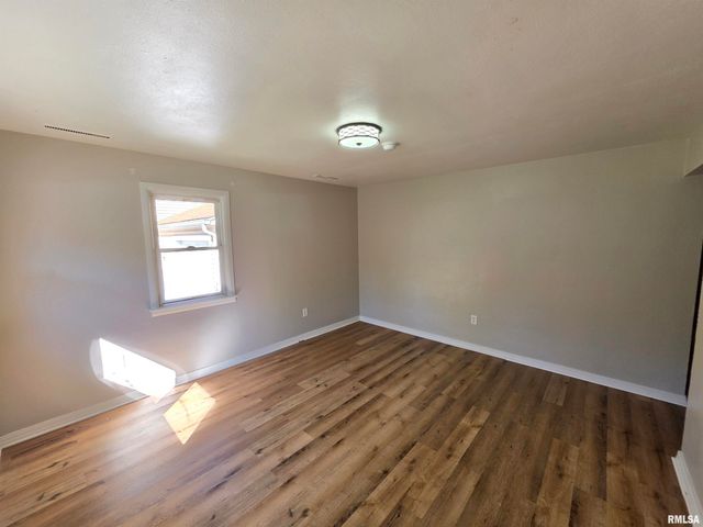 120 W FOREST Avenue, East Peoria, IL 61611