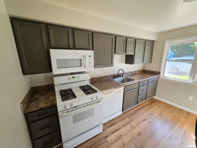 120 W FOREST Avenue, East Peoria, IL 61611