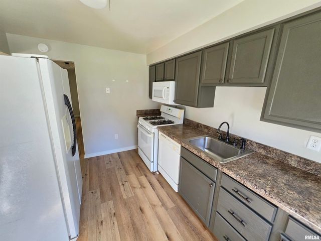 120 W FOREST Avenue, East Peoria, IL 61611