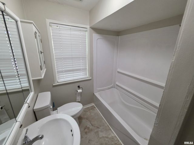120 W FOREST Avenue, East Peoria, IL 61611