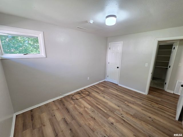 120 W FOREST Avenue, East Peoria, IL 61611