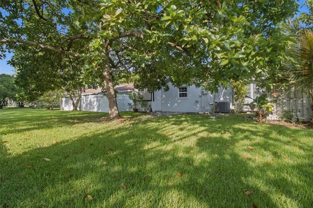 450 E Lakewood Cir E B, Margate, FL 33063