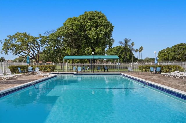450 E Lakewood Cir E B, Margate, FL 33063