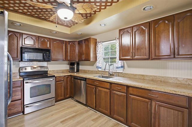 450 E Lakewood Cir E B, Margate, FL 33063