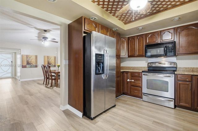 450 E Lakewood Cir E B, Margate, FL 33063