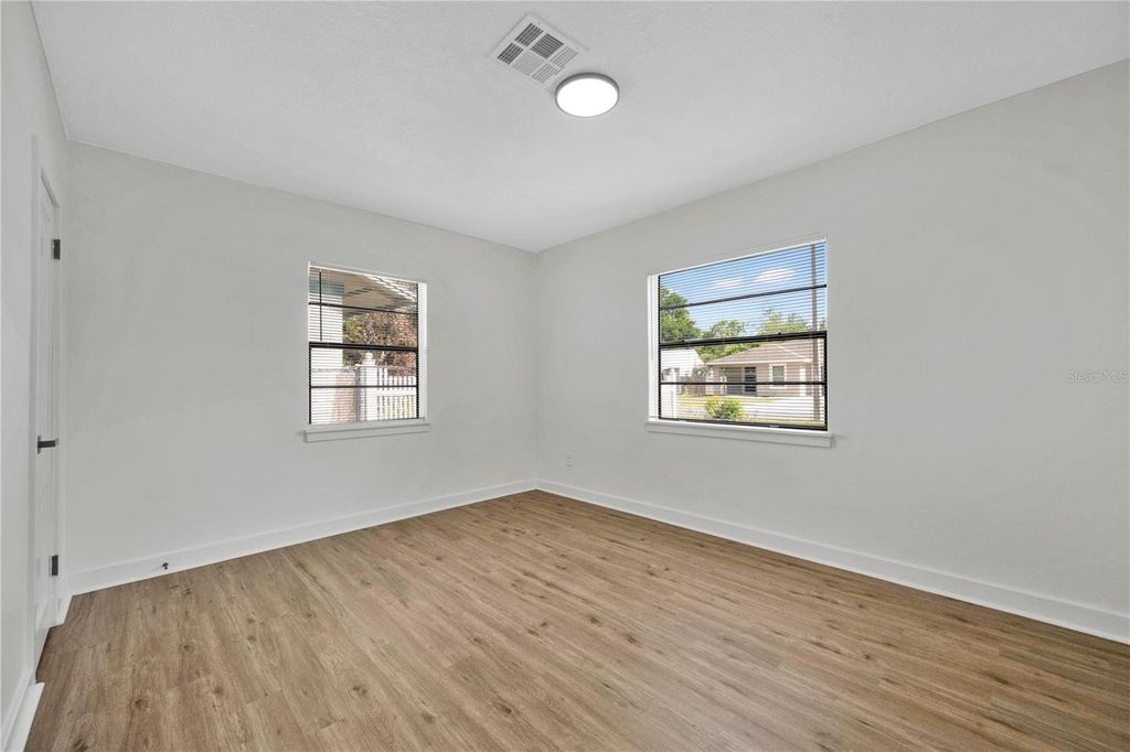 Image 20 of property listing at 1506 E ELM ROAD, Lakeland, FL 33801