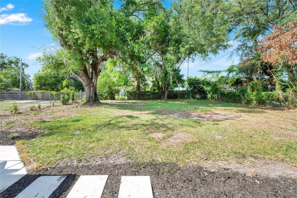 Image 26 of property listing at 1506 E ELM ROAD, Lakeland, FL 33801