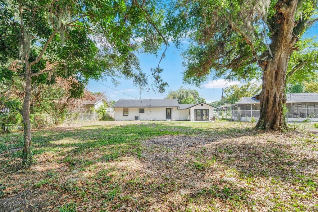 Image 5 of property listing at 1506 E ELM ROAD, Lakeland, FL 33801