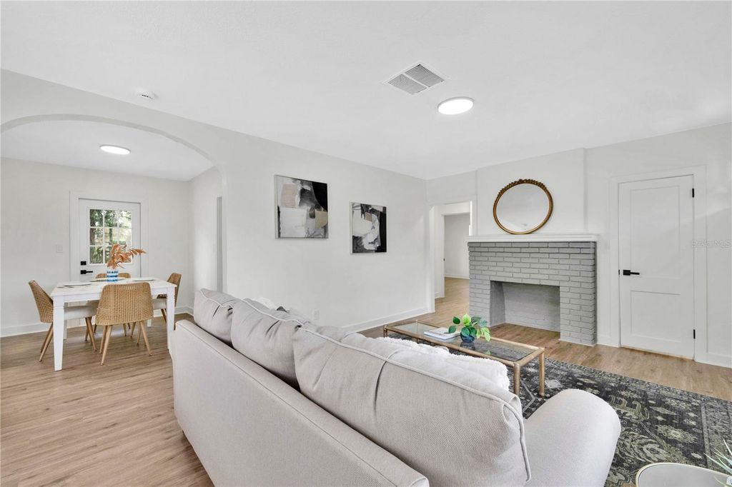 Image 8 of property listing at 1506 E ELM ROAD, Lakeland, FL 33801