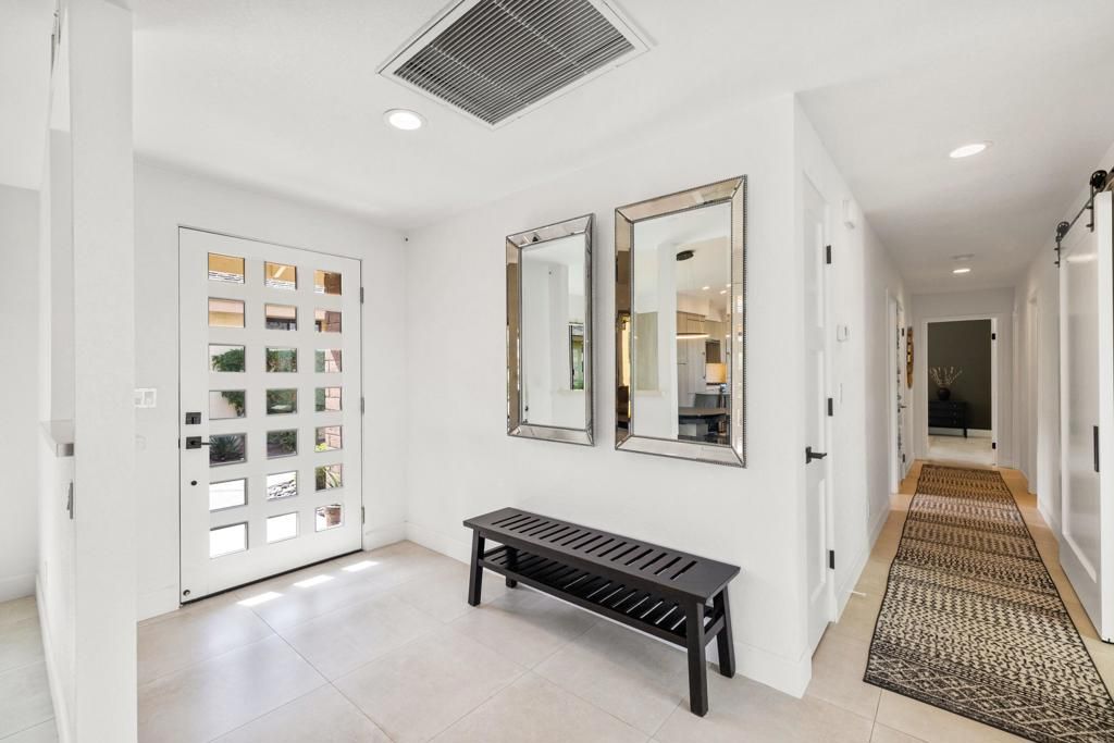 Image 10 of property listing at 201 Las Lomas, Palm Desert, CA 92260