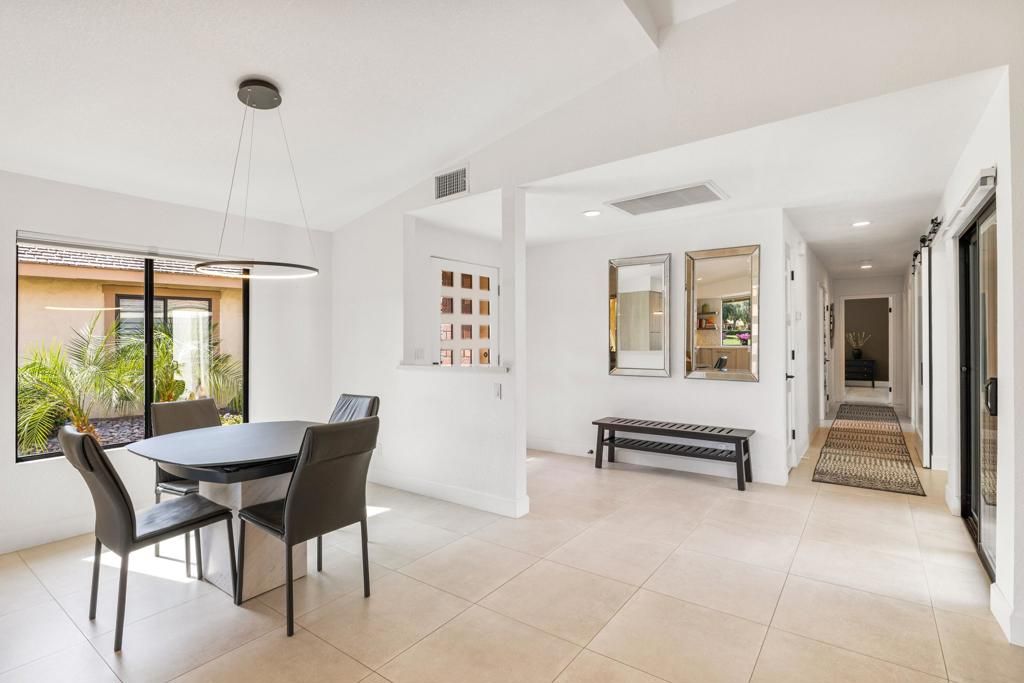 Image 11 of property listing at 201 Las Lomas, Palm Desert, CA 92260