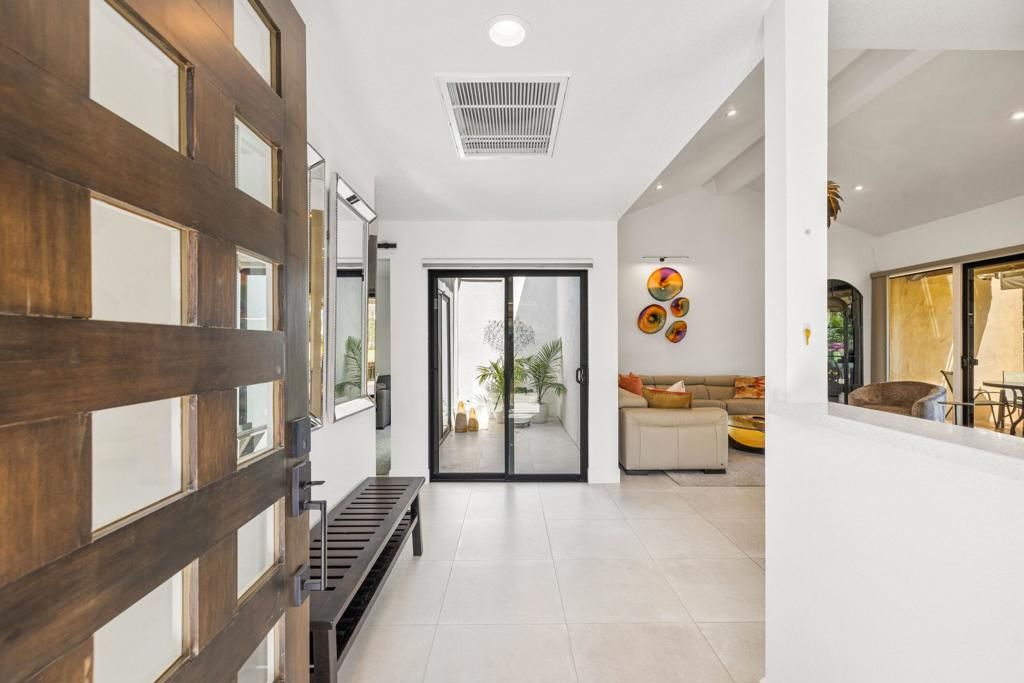 Image 9 of property listing at 201 Las Lomas, Palm Desert, CA 92260