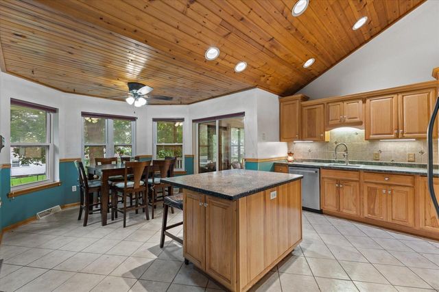 615 Braewood DRIVE, Waterford, WI 53185