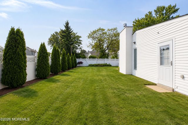 23 Beacon Lane, Matawan, NJ 07747