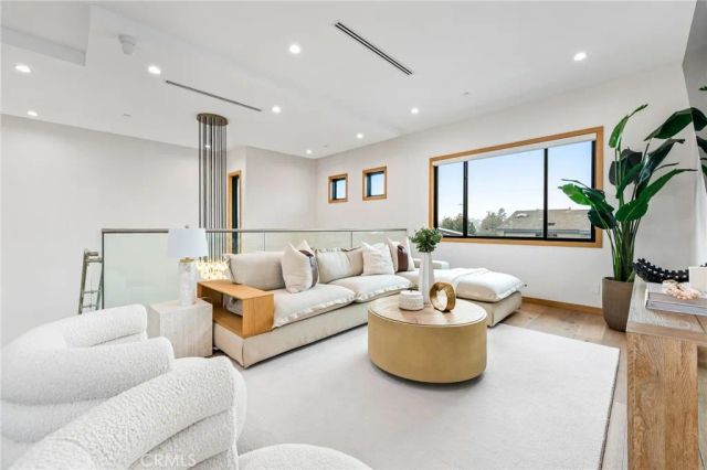 1828 Pine Street, Huntington Beach, CA 92648