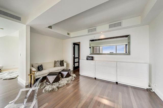 800 N MICHIGAN Avenue 4801, Chicago, IL 60611