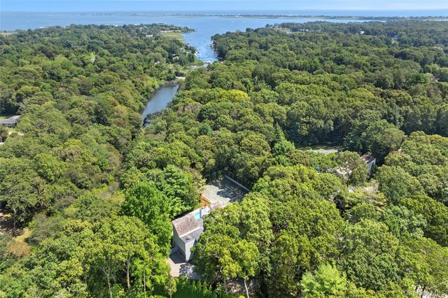 12 Lakewood Lane, Quogue, NY 11959