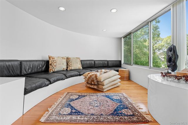 12 Lakewood Lane, Quogue, NY 11959