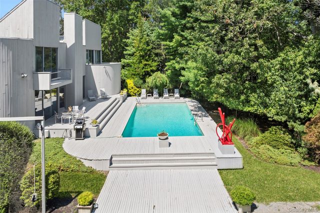 12 Lakewood Lane, Quogue, NY 11959