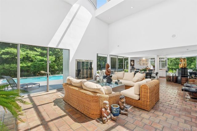 12 Lakewood Lane, Quogue, NY 11959