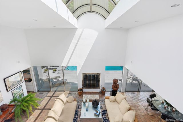 12 Lakewood Lane, Quogue, NY 11959