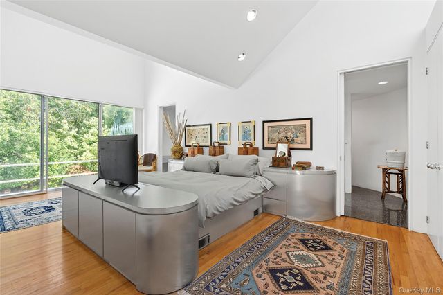 12 Lakewood Lane, Quogue, NY 11959