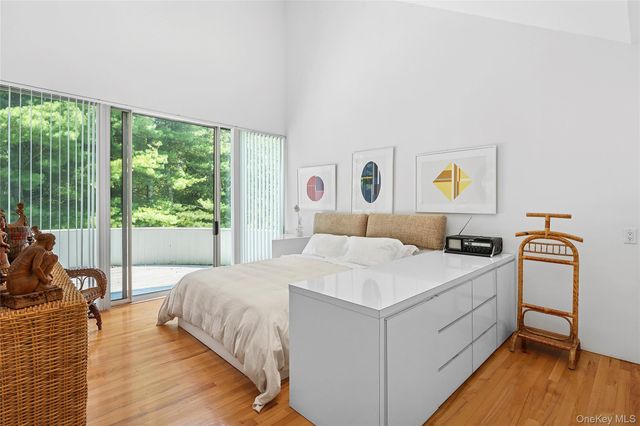 12 Lakewood Lane, Quogue, NY 11959