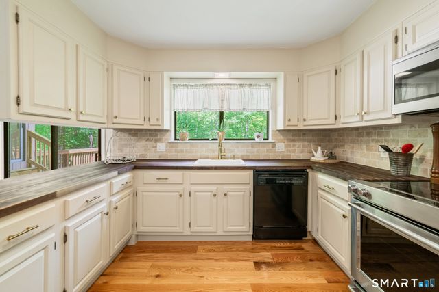 6 Arapaho Road, Brookfield, CT 06804