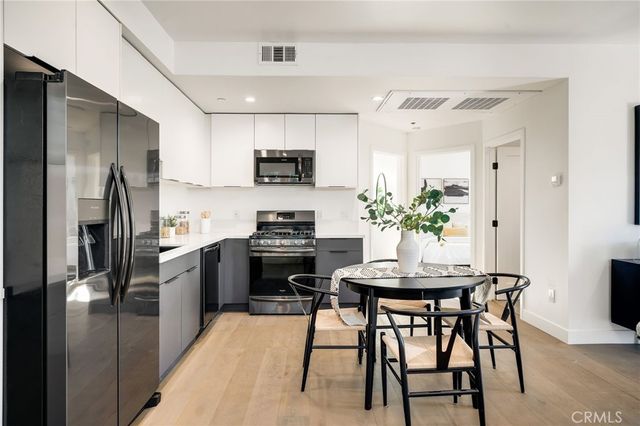 6082 W 18th Street, Los Angeles, CA 90035