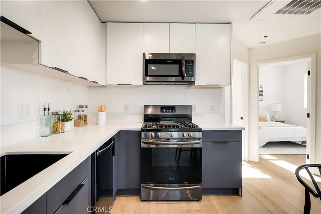 6082 W 18th Street, Los Angeles, CA 90035