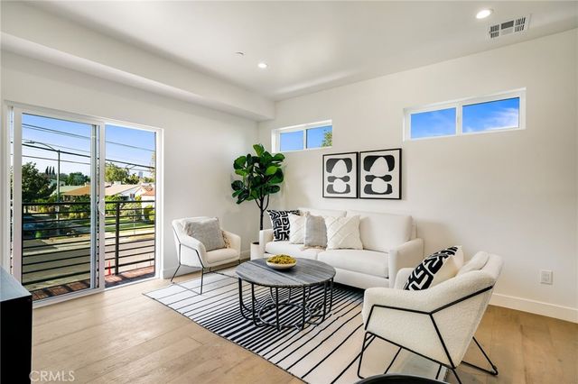 6082 W 18th Street, Los Angeles, CA 90035