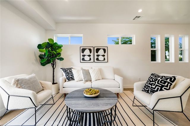 6082 W 18th Street, Los Angeles, CA 90035