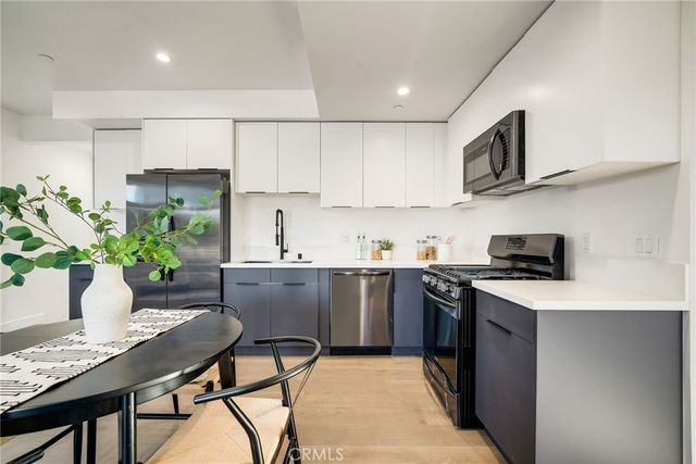 6082 W 18th Street, Los Angeles, CA 90035