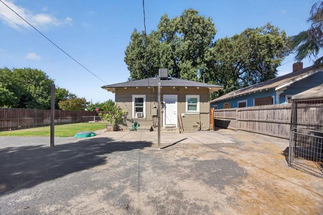 1407 E Street, Reedley, CA 93654