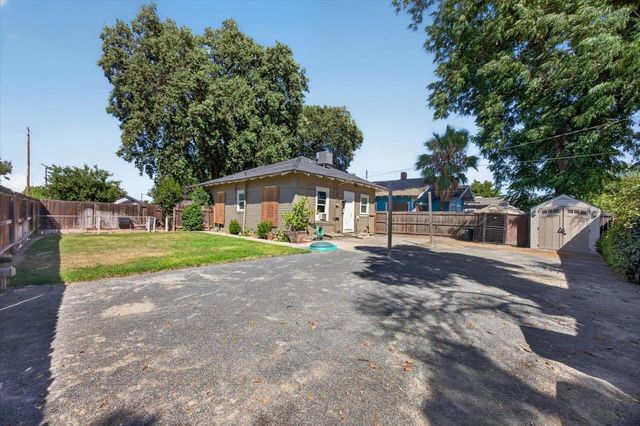 1407 E Street, Reedley, CA 93654