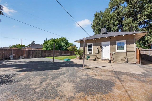1407 E Street, Reedley, CA 93654