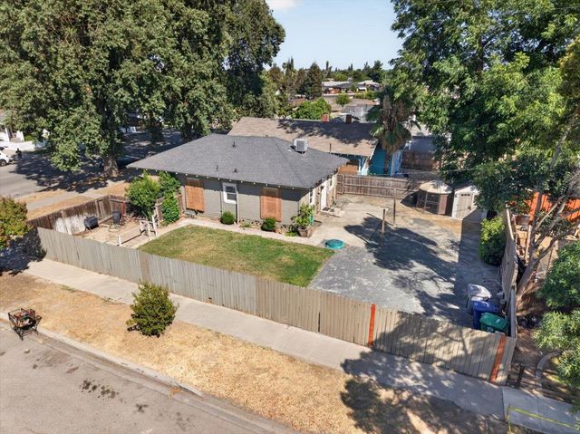 1407 E Street, Reedley, CA 93654