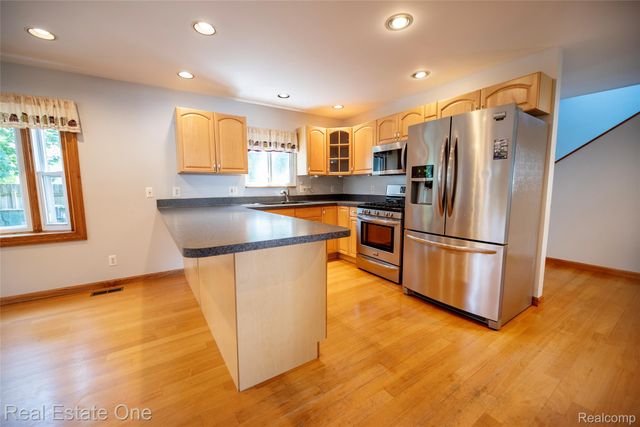 3180 Eastwood Drive, Rochester Hills, MI 48309