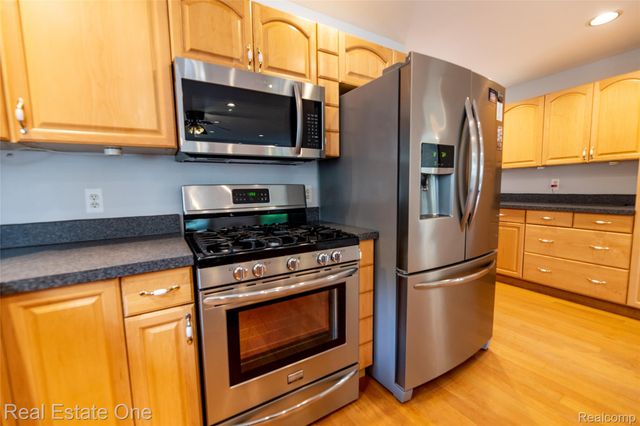 3180 Eastwood Drive, Rochester Hills, MI 48309