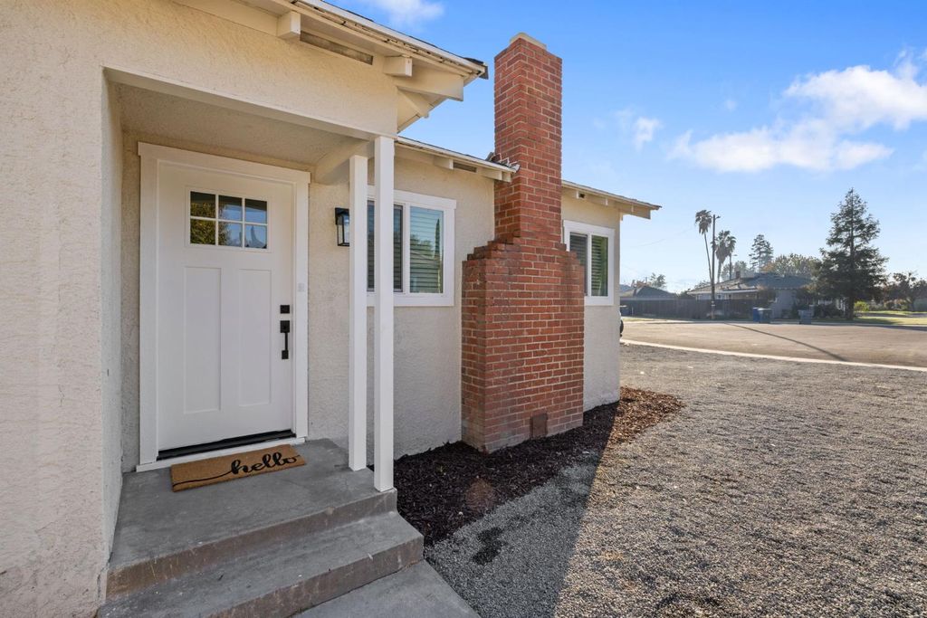 Image 2 of property listing at 3015 E Simpson Avenue, Fresno, CA 93703
