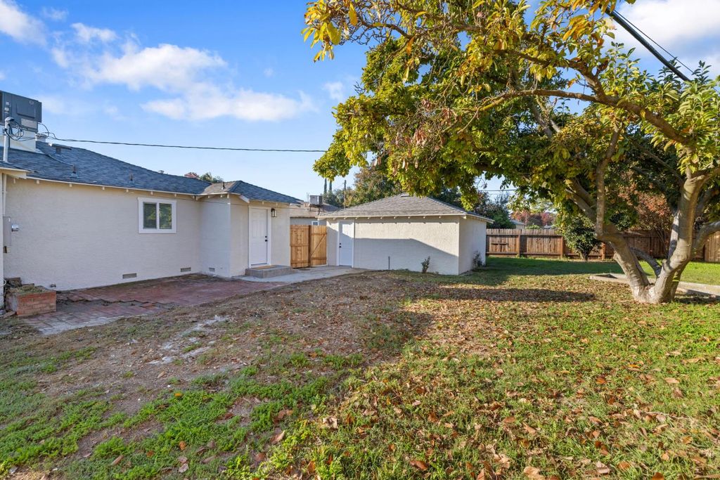 Image 22 of property listing at 3015 E Simpson Avenue, Fresno, CA 93703