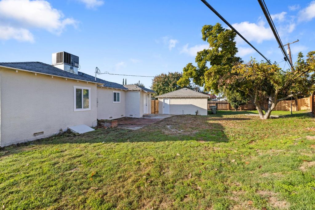 Image 23 of property listing at 3015 E Simpson Avenue, Fresno, CA 93703