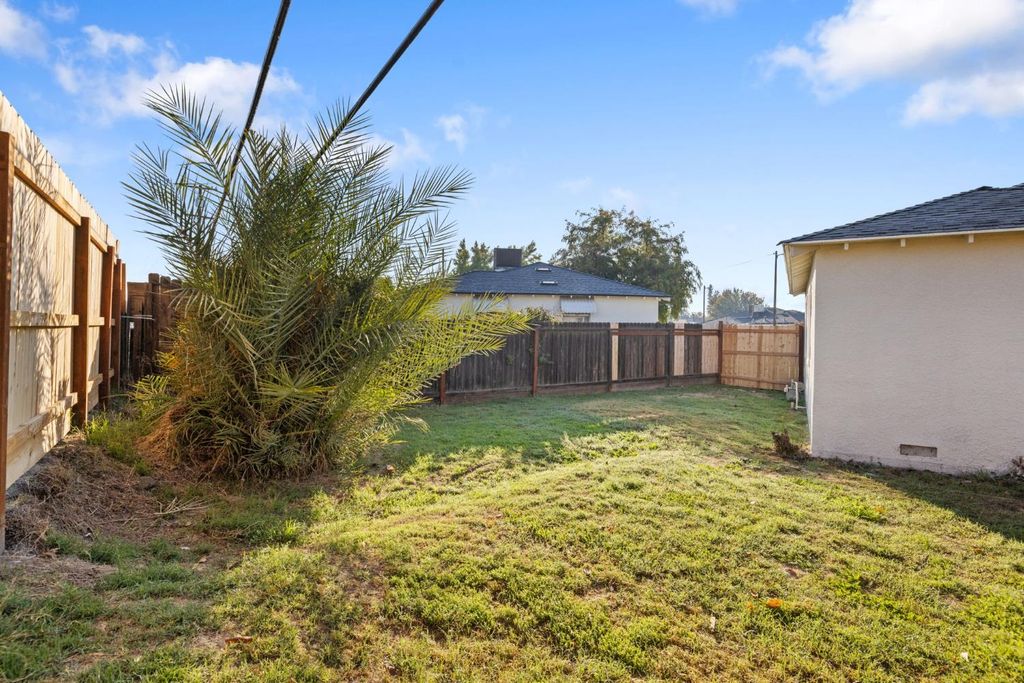 Image 24 of property listing at 3015 E Simpson Avenue, Fresno, CA 93703