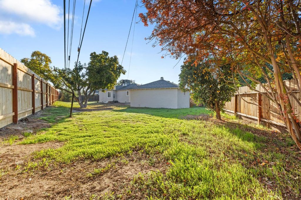 Image 27 of property listing at 3015 E Simpson Avenue, Fresno, CA 93703