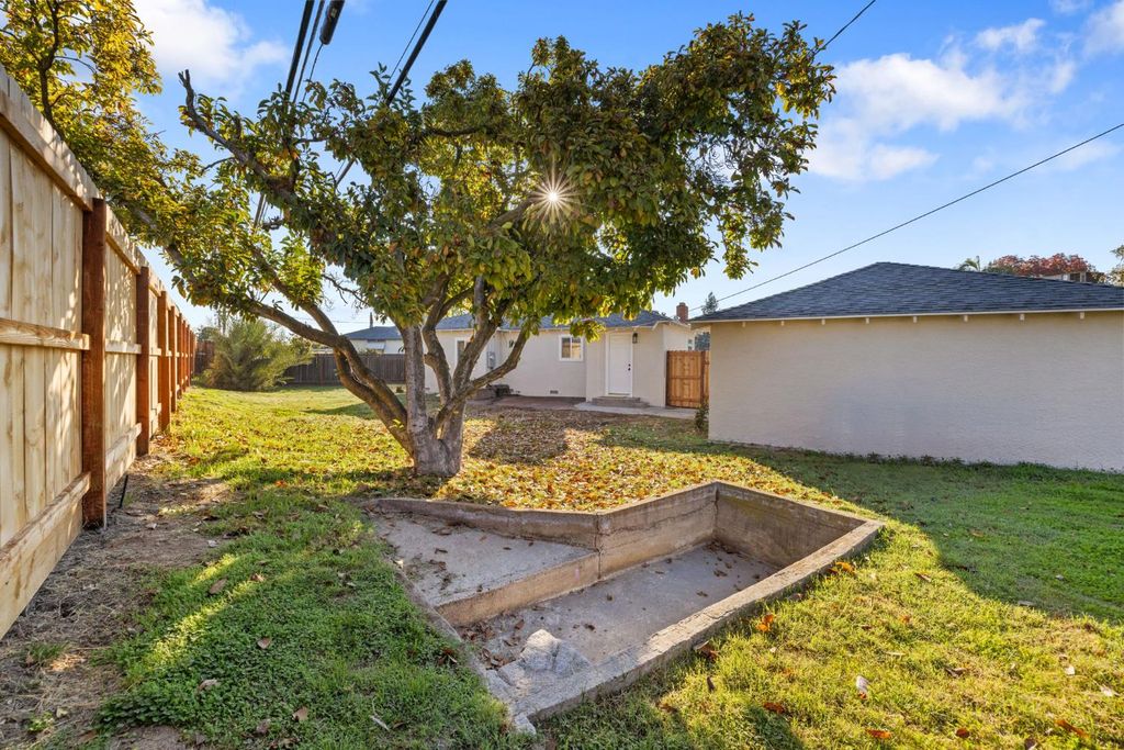 Image 28 of property listing at 3015 E Simpson Avenue, Fresno, CA 93703