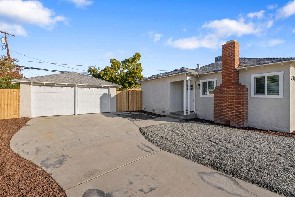 Image 3 of property listing at 3015 E Simpson Avenue, Fresno, CA 93703