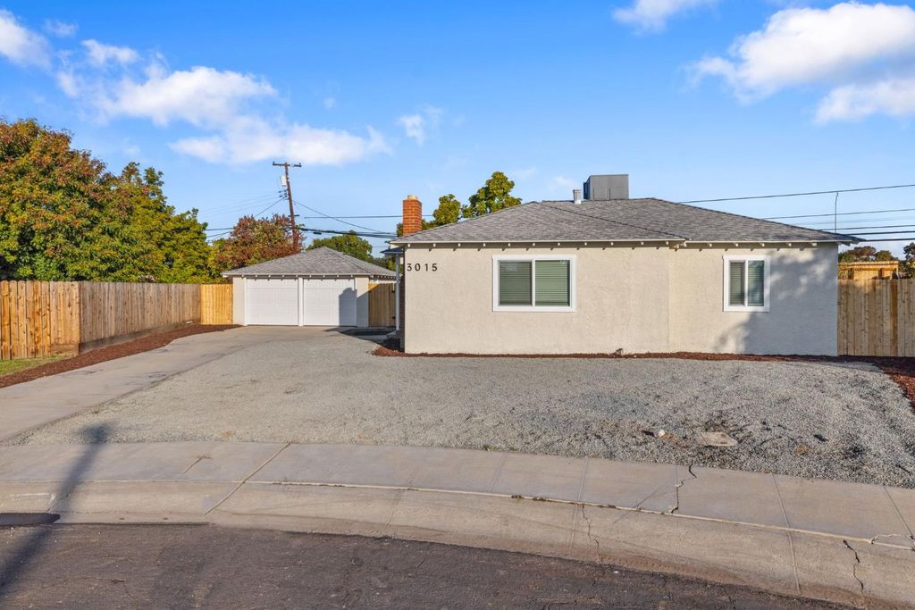 Image 30 of property listing at 3015 E Simpson Avenue, Fresno, CA 93703